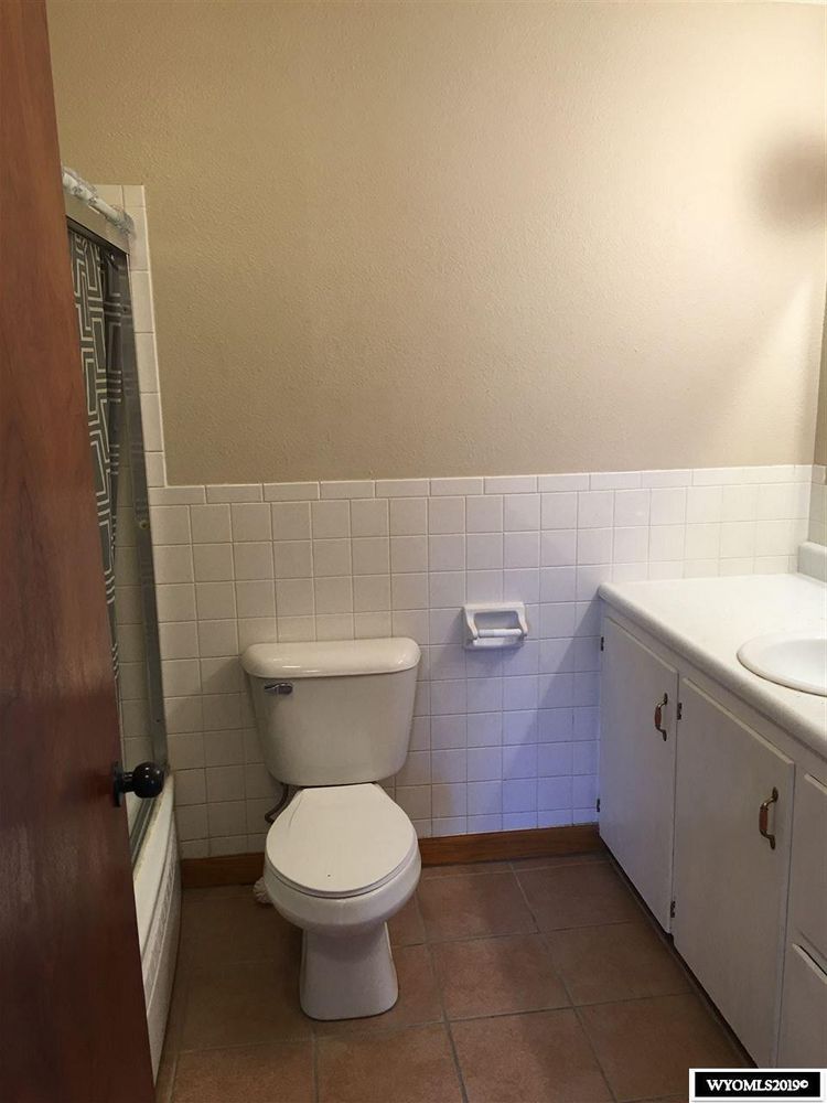 305 Lakeview Dr, Mills, WY 82604